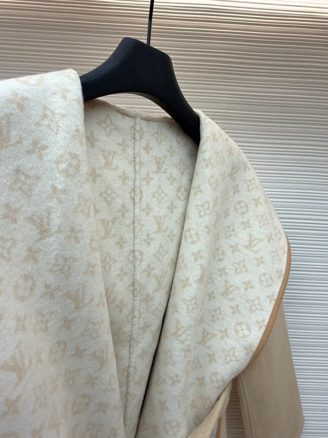 LOUIS VUITTON Wool lace-up hooded coat (mid-length) ●Original version: Purchased and developed at 27999 ●Item number: 1682301-J025 ●Fabric: wool fabric ●Technology: jacquard production ●Color: sand color ●Version: loose fit ●Weight: about 1555 grams ●Size: 34-36-38-40 ●Description: This presbyopic wool coat is made of double-sided blended wool fabric imported from Italy. The main part is made of high-density matte black wool, which has been pre-shrunk and steam-set to ensure that the fabric is stiff and not easily deformed. The large lapel and belt areas use jacquard weaving technology to present the classic presbyopic pattern as a three-dimensional texture. The pattern is digitally positioned and plated to ensure that the texture is symmetrical and clear. The body of the garment is unlined and double-sided sewn to reduce the weight of the garment while improving skin-friendliness. The cuffs and hem are hand-stitched to reveal exquisite details. The waist is customized with a wide belt of the same fabric, with an adjustable buckle design with invisible stitching, allowing the silhouette to be freely adjusted; the neckline adopts a double-layer composite structure, combined with the fixation process of hand-made arch stitches, to make the large lapels more three-dimensional. Every splicing follows the precision sewing standard of 1cm/8 stitches, perfectly integrating craftsmanship and design aesthetics. The overall wiring is straight and delicate, the fabric is comfortable and soft, and the color is consistent without color difference. It can be matched with the same style to create a fashionable look and control various occasions. Customized accessories, complete with three standards, same style for men and women!